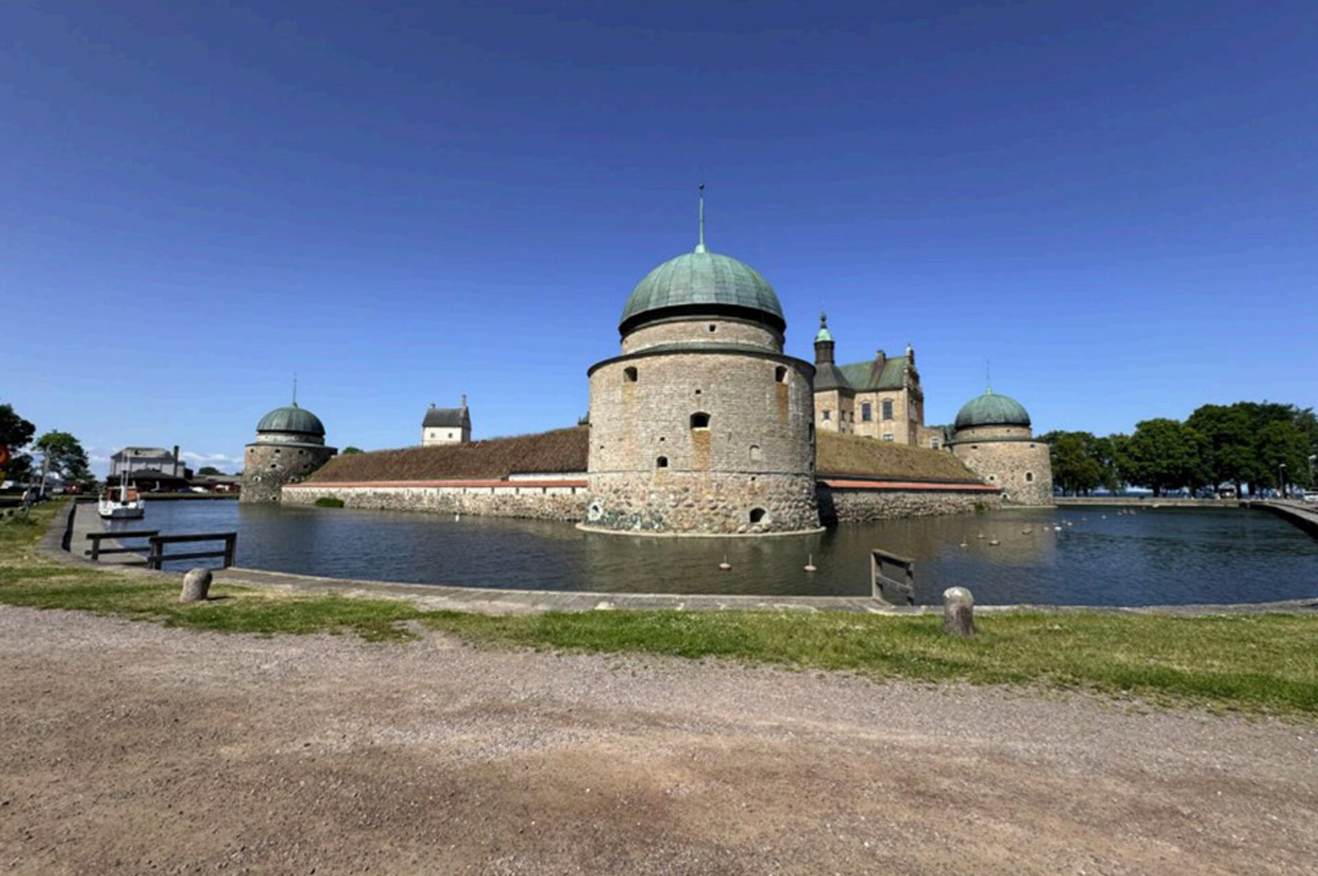 Vadstena zaujme svým hradem s příkopem. Hrad Vadstena s příkopem.