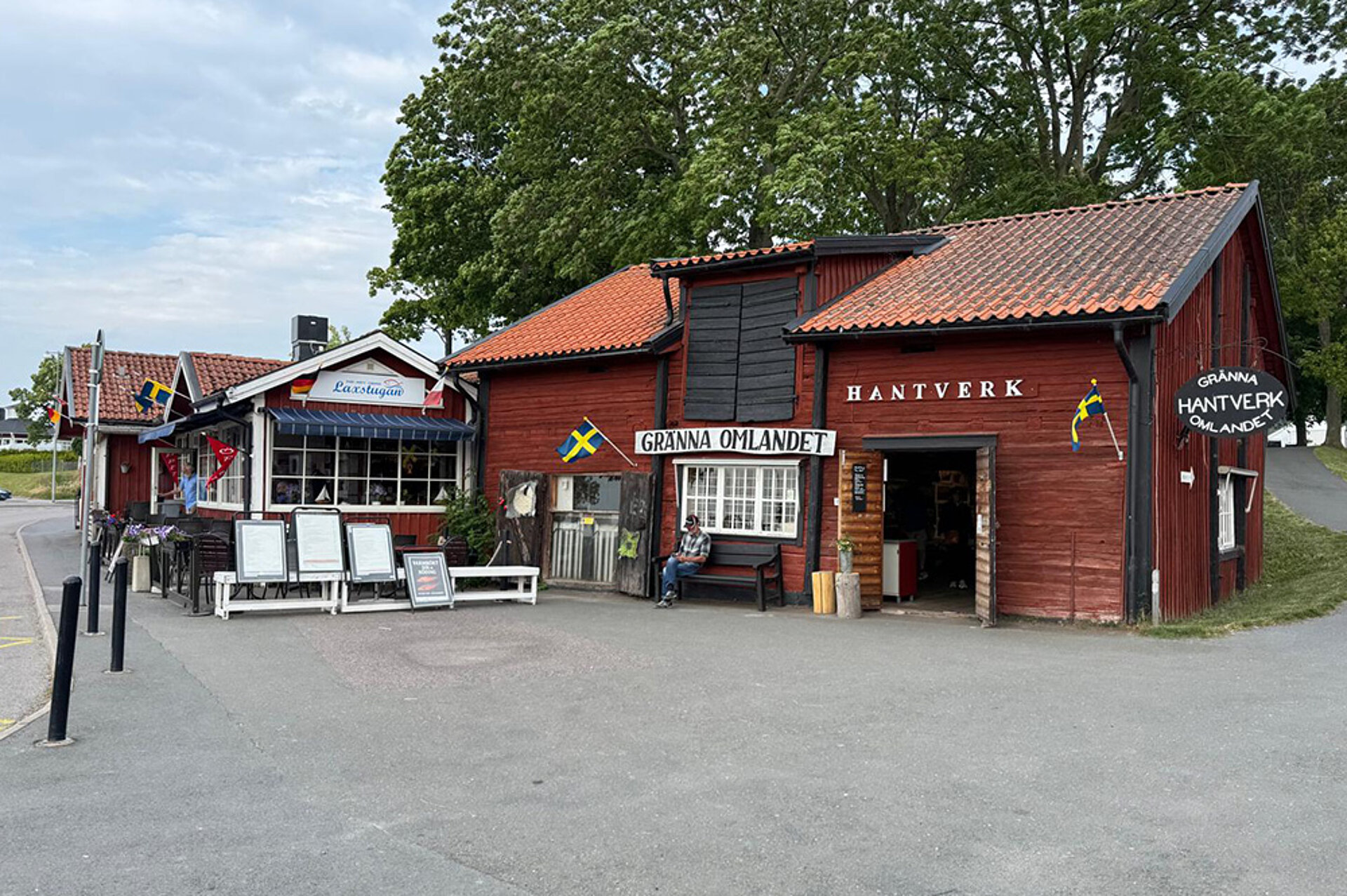 Kolem přístavu Väternsee se nacházejí malé restaurace. Malá restaurace v přístavu Väternsee.