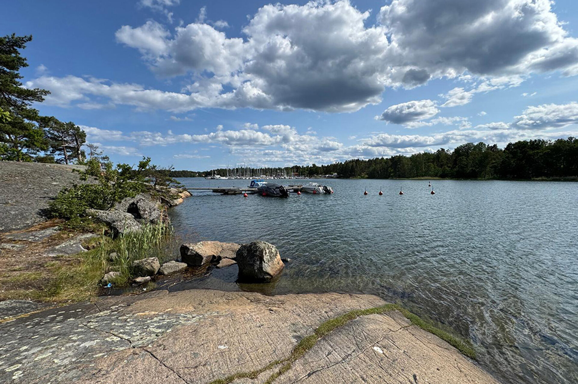 Västervik nás inspiruje k pobytu. Jezero s modrou oblohou a několika mraky.