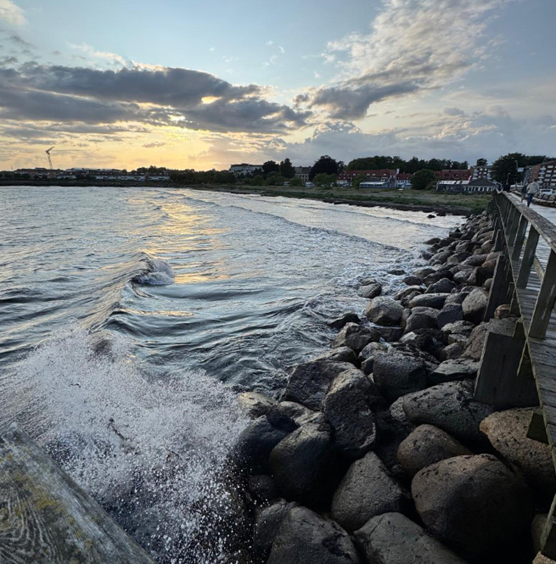 Ystad je skutečným klenotem na krásném pobřeží Baltského moře. Kamenitá pláž u zvlněného Baltského moře.