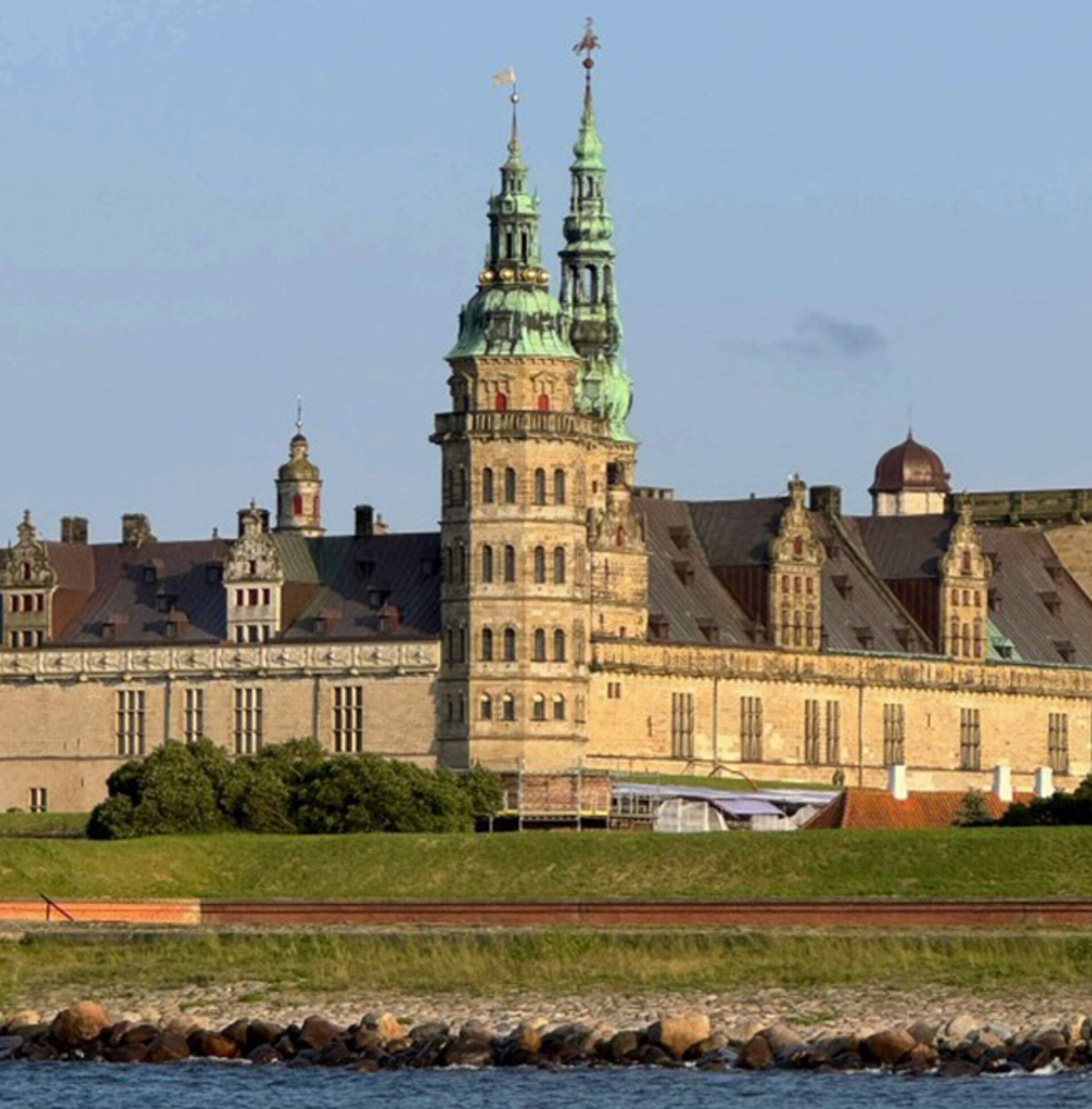 Elsinore je město Hamlet. Pohled na Kronenburg z Elsinoru.