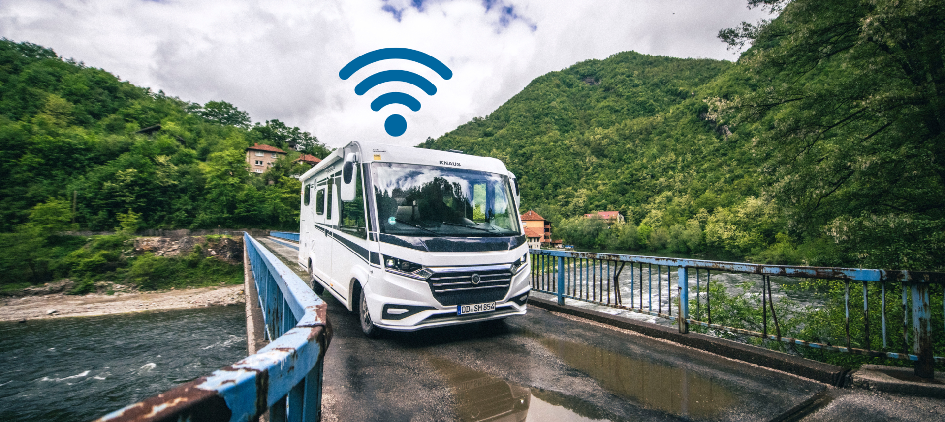 Wohnmobil mitten in der Landschaft mit einem Wifi-Zeichen darüber